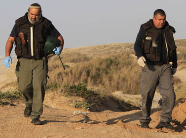 אנשי משטרה בחוף חופית דרומית לאשקלון, היכן שהתגלו חביות נפץ (צילום: צפריר אביוב) 