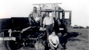 גבריאל צפרוני (יושב על הקרקע) ליד משאית שמוקשה בדרך שבין כפר-סבא לקיבוץ רמת-הכובש, 1938. עומד: אריה דיסנצ'יק (צילום: שריה שפירא, באדיבות בתו, תאירה. לחצו להגדלה)