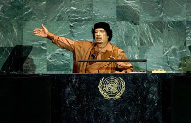 שליט לוב מועמר קדאפי נואם בעצרת האו"ם לפני פרוץ ההתקוממות נגד משטרו. 23.9.09 (צילום: האו"ם, רישיון cc)