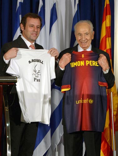 נשיא המדינה שמעון פרס ונשיא מועדון הכדורגל FC ברצלונה, בשבוע שעבר בתל-אביב (צילום: מארק ניימן, לע"מ)