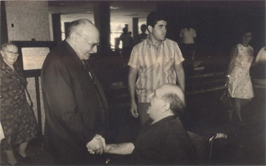 נתן גורדוס (מימין) ונשיא המדינה זלמן שזר (הצילום באדיבות בנו, מיקי)