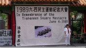 מאק יין-טינג, יו"ר אגודת עיתונאי הונג-קונג, בטקס זיכרון להרוגי כיכר טיאננמן, 2007 (צילום: javacoleen, רישיון cc)