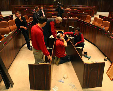 פועלים מכינים הרחבה לשולחן הממשלה, אתמול בכנסת (צילום: קובי גדעון)