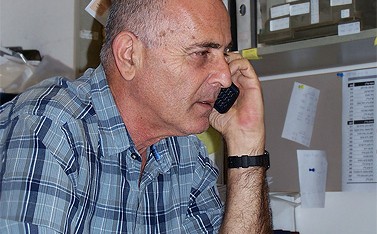 משה ליכטמן בחדרו במערכת "גלובס" בראשון-לציון ("העין השביעית")