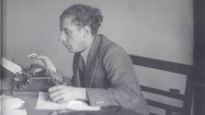 נתן אלתרמן ליד שולחן הכתיבה במערכת "הארץ" (אוסף מרדכי נאור)