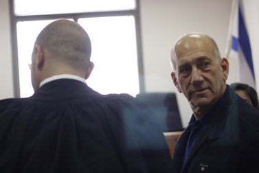 אהוד אולמרט בבית-המשפט, לפני אחד הדיונים במשפט המתנהל נגדו בפרשת "ראשונטורס". 2.1.12 (צילום: אורן נחשון)