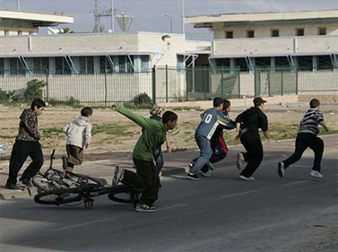 ילדים רצים לתפוס מחסה בעת התקפת קסאם, אתמול בשדרות (צילום: אנה קפלן)