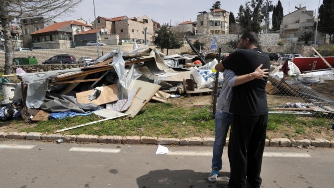 חסרי בית לצד מתחם מבנים ארעיים שהקימו בגן סאקר בירושלים ושהעירייה הרסה, אתמול (צילום: יואב ארי דודקביץ')