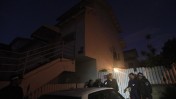 שוטרים מחוץ לבית משפחת סודמי בבני-עי"ש, 1.1.10 (צילום: צפריר אביוב)