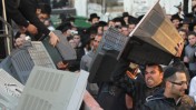 חסידיו של אמנון יצחק משליכים מכשירי טלוויזיה לאשפה במחאה נגד התקשורת הישראלית (צילום: נתי שוחט)