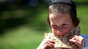 ילד חרדי אוכל מצה (צילום: אביר סולטן)