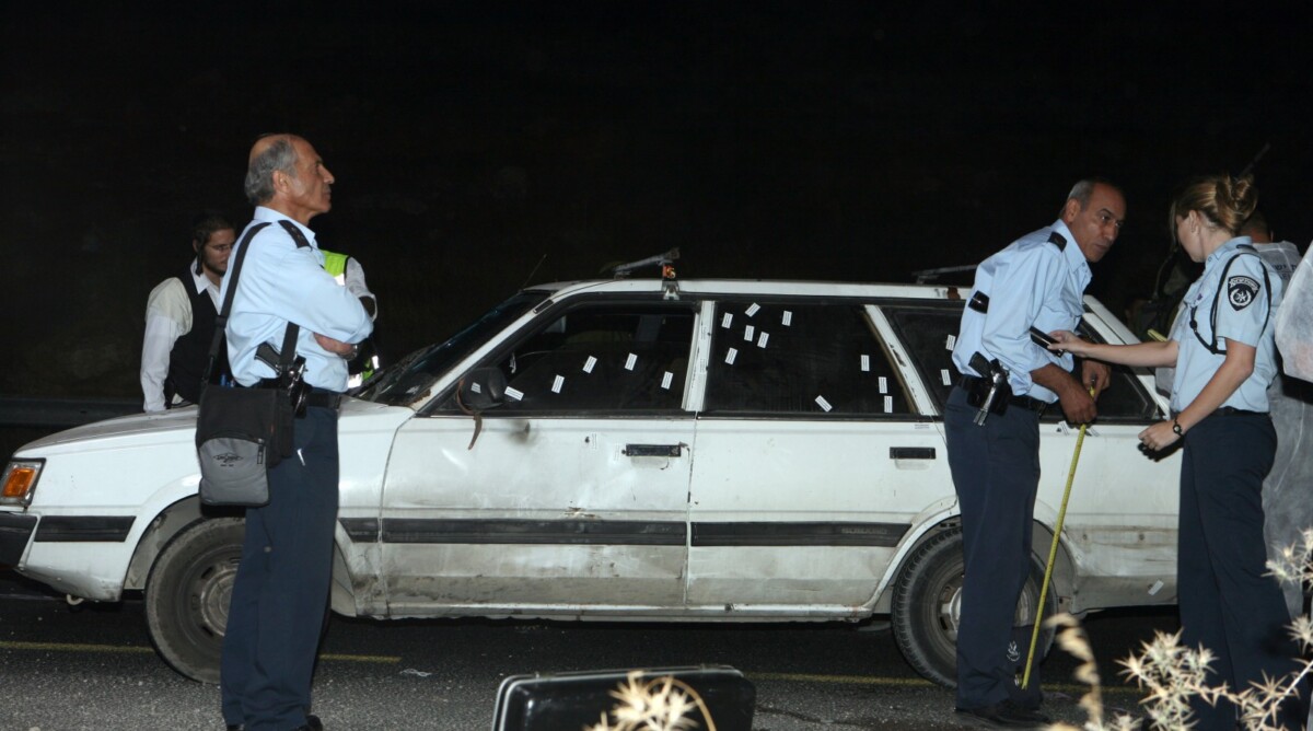 כוחות משטרה סביב המכונית שנורתה אמש (צילום: ליאור מזרחי)