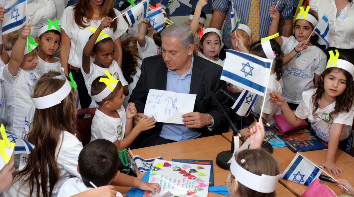 בנימין נתניהו, ראש ממשלת ישראל, עם תלמידי כיתות א', אתמול (צילום:אבי אוחיון, לע"מ)