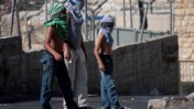 ילדים פלסטינים משליכים אבנים לעבר כוחות הביטחון, אתמול בירושלים (צילום: מועמר עוואד)