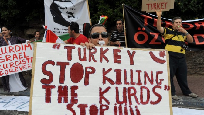 הפגנה ישראלית מול שגרירות טורקיה בתל-אביב, יולי 2010 (צילום: גילי יערי)