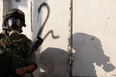 חייל ישראלי בקלנדיה, אתמול (צילום: מרים אלסטר)