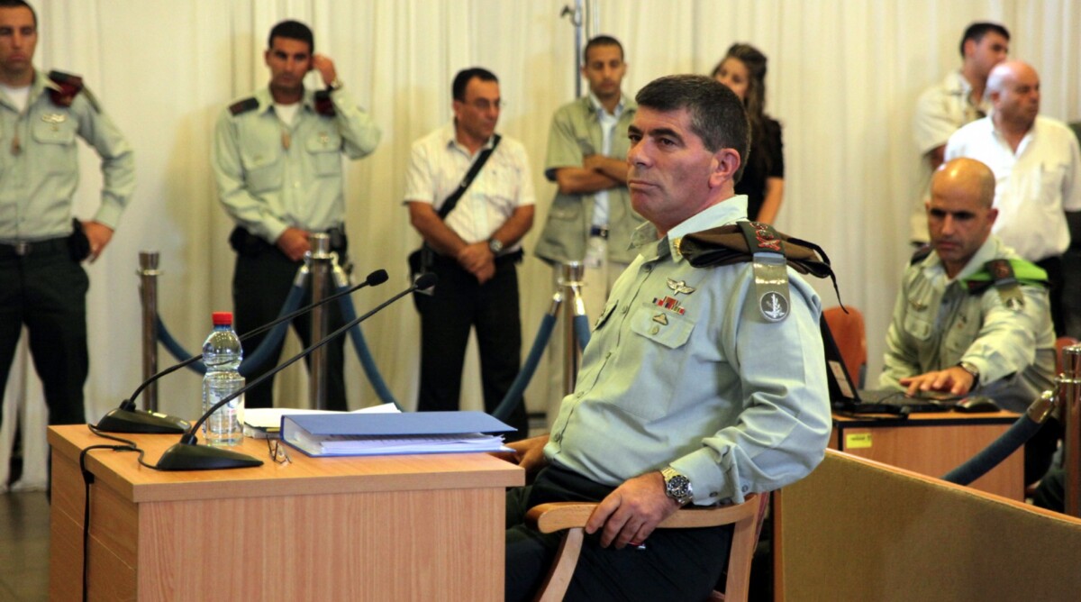 הרמטכ"ל רא"ל גבי אשכנזי מעיד בפני ועדת טירקל (צילום: מרק ישראל סלם)