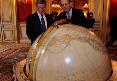 שר הביטחון אהוד ברק בעת ביקור בצרפת (צילום: פלאש 90)