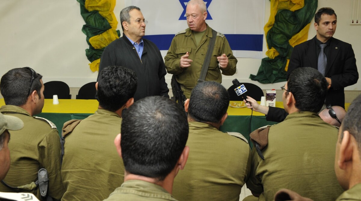 שר הביטחון אהוד ברק והאלוף יואב גלנט מתארחים אצל גדוד גולני, 7.4.2009 (צילום: משרד הביטחון)