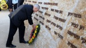 ראש ממשלת ישראל, בנימין נתניהו, מניח זר על האנדרטה לזכר הרוגי השריפה בכרמל (צילום: משה מילנר, לע"מ)