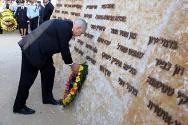 ראש ממשלת ישראל, בנימין נתניהו, מניח זר על האנדרטה לזכר הרוגי השריפה בכרמל (צילום: משה מילנר, לע"מ)