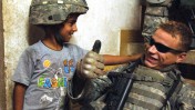 חייל אמריקאי וילד עיראקי בבגדד, 29.11.07 (צילום: צבא ארה"ב, לוק תורנברי, רשיון cc-by 2.0)