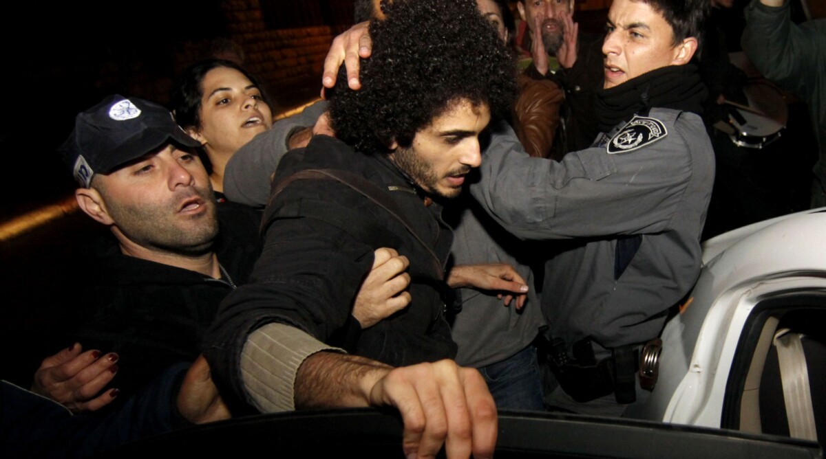 מעצר מפגין למען דיור ציבורי, אתמול בירושלים (צילום: אורן נחשון)