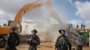 חיילים שומרים על דחפור ההורס מבנה בלתי חוקי בבית-חנינה, 24.11.11 (צילום: עיסאם רימאווי)