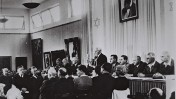 ראש הממשלה דוד בן-גוריון קורא את מגילת העצמאות של מדינת ישראל במוזיאון תל-אביב, בשדרות רוטשילד, 5.14.1948 (צילום: לע"מ)