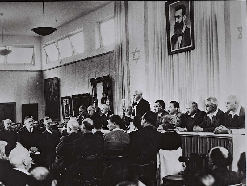 ראש הממשלה דוד בן-גוריון קורא את מגילת העצמאות של מדינת ישראל במוזיאון תל-אביב, בשדרות רוטשילד, 5.14.1948 (צילום: לע"מ)