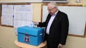 יו"ר הכנסת ראובן ריבלין מצביע בבחירות האחרונות לכנסת (צילום: יואב ארי דודקביץ')