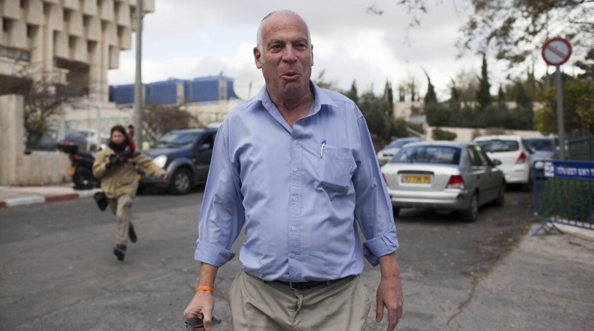 שר השיכון הנכנס, אורי אריאל, יוצא ממשרד ראש הממשלה בירושלים, אתמול (צילום: יונתן זינדל)