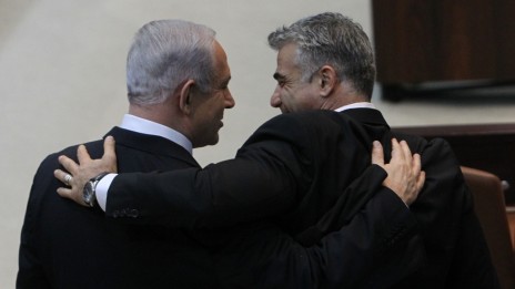 יאיר לפיד (מימין) ובנימין נתניהו, אתמול בישיבת הכנסת שבה הושבעה ממשלת ישראל ה-33 (צילום: מרים אלסטר)