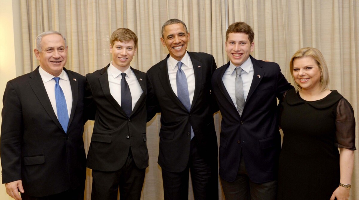 נשיא ארה"ב ברק אובמה ומשפחת נתניהו, 20.2.13 (צילום: אבי אוחיון, לע"מ)