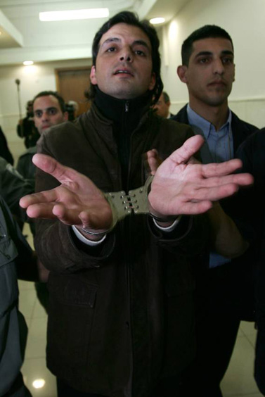 העיתונאי חאדר שאהין מובא למעצר, 13 לינואר 2009 (צילום: קובי גדעון)