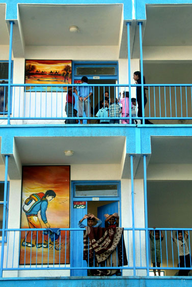 משפחות פלסטיניות מחפשות מקלט בבית-ספר של אונר"א ברפיח, יולי 2006 (צילום: פלאש 90)