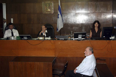 אברהם הירשזון, לשעבר שר האוצר, בעת הקראת גזר דינו בבית-המשפט המחוזי בתל-אביב, אתמול (צילום: רוני שיצר)