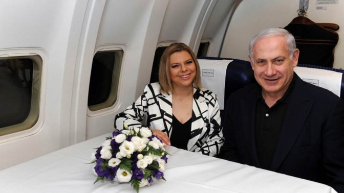 ראש הממשלה בנימין נתניהו ורעייתו שרה, אתמול במטוס אל-על בדרכם לארצות-הברית (צילום: עמוס בן-גרשום, לע"מ)