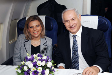ראש הממשלה בנימין נתניהו ורעייתו במטוס אל-על בדרכם ללונדון (צילום: עמוס בן גרשום, לע"מ)