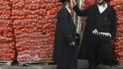 חסידי סאטמר ליד שקי תפוחי אדמה לחלוקה בפסח, אתמול בירושלים (צילום: מתניה טאוסיג, פלאש 90)