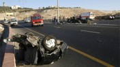 שרידי רכב לאחר תאונת דרכים קטלנית ממזרח לירושלים, אתמול (צילום: מרים אלסטר)
