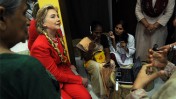 שרת החוץ האמריקאית הילרי קלינטון מקשיבה להסבר על שימוש באינטרנט במדינת ג'וג'ארט שבהודו (צילום: מחלקת המדינה האמריקאית)