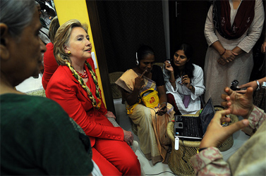 שרת החוץ האמריקאית הילרי קלינטון מקשיבה להסבר על שימוש באינטרנט במדינת ג'וג'ארט שבהודו (צילום: מחלקת המדינה האמריקאית)