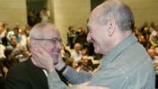 הרמטכ"ל לשעבר דן חלוץ (משמאל) וראש הממשלה לשעבר אהוד אולמרט, באירוע ההשקה של ספרו של חלוץ. 16.3.10 (צילום: מרקו)