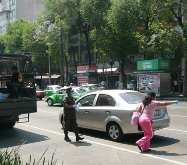 חיילים מקסיקנים מחלקים מסכות לתושבי מקסיקו סיטי