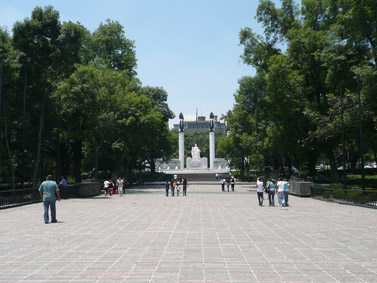 מיעוט מבקרים בפארק מרכזי במקסיקו סיטי, אתמול