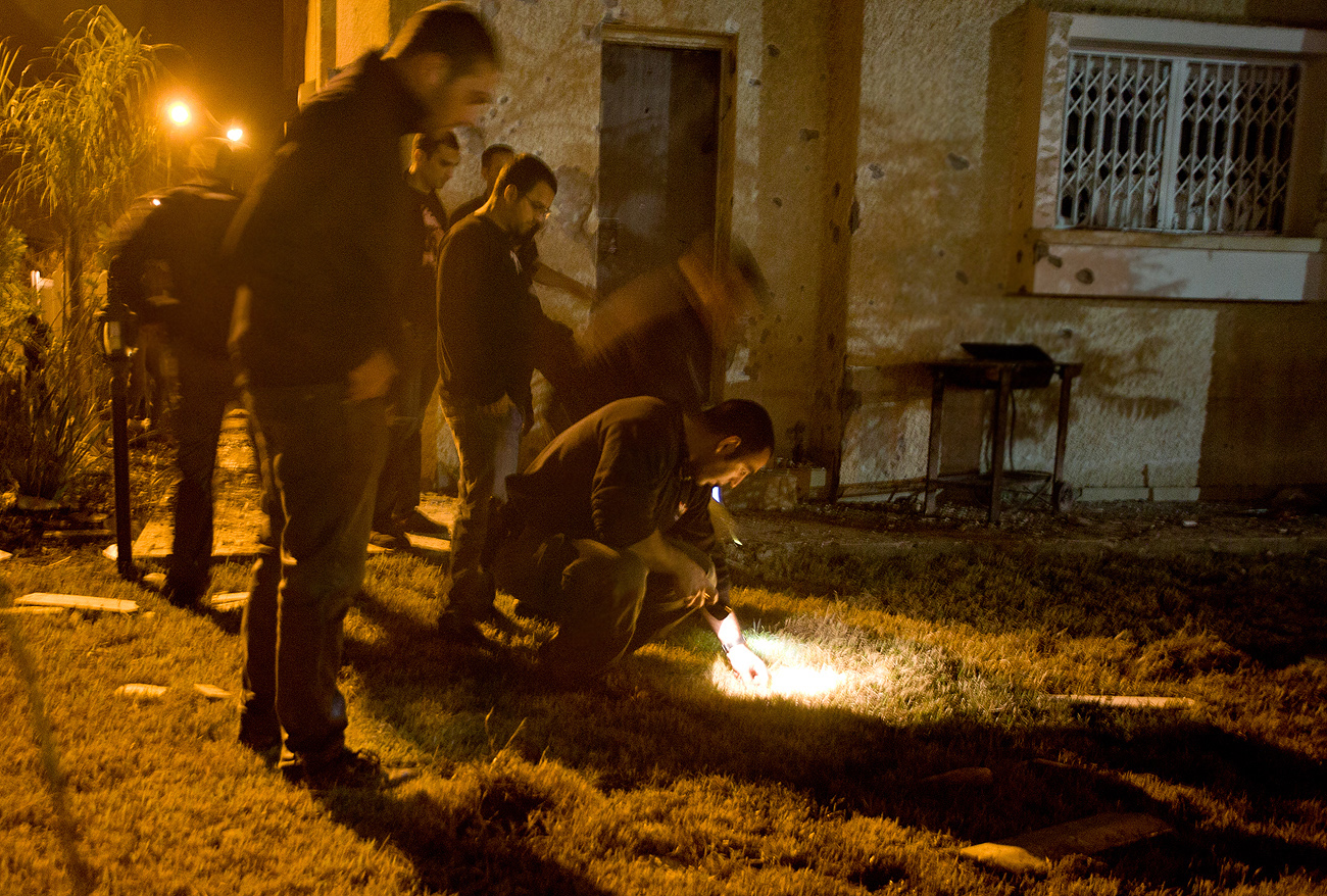 שוטרים בוחנים את שרידי הרקטה שנורתה אתמול מעזה לבאר-שבע (צילום: דימה וזינוביץ')