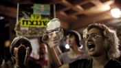 הפגנה מול עיריית תל-אביב, אתמול (צילום: דימה וזינוביץ')