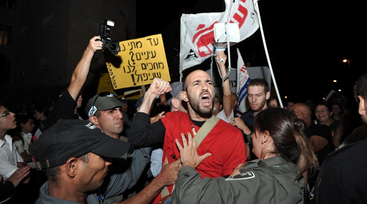 מפגינים מול ביתו של שר השיכון והבינוי אריאל אטיאס, בדרישה לפתרונות דיור. אתמול בירושלים (צילום: יואב ארי דודקביץ')