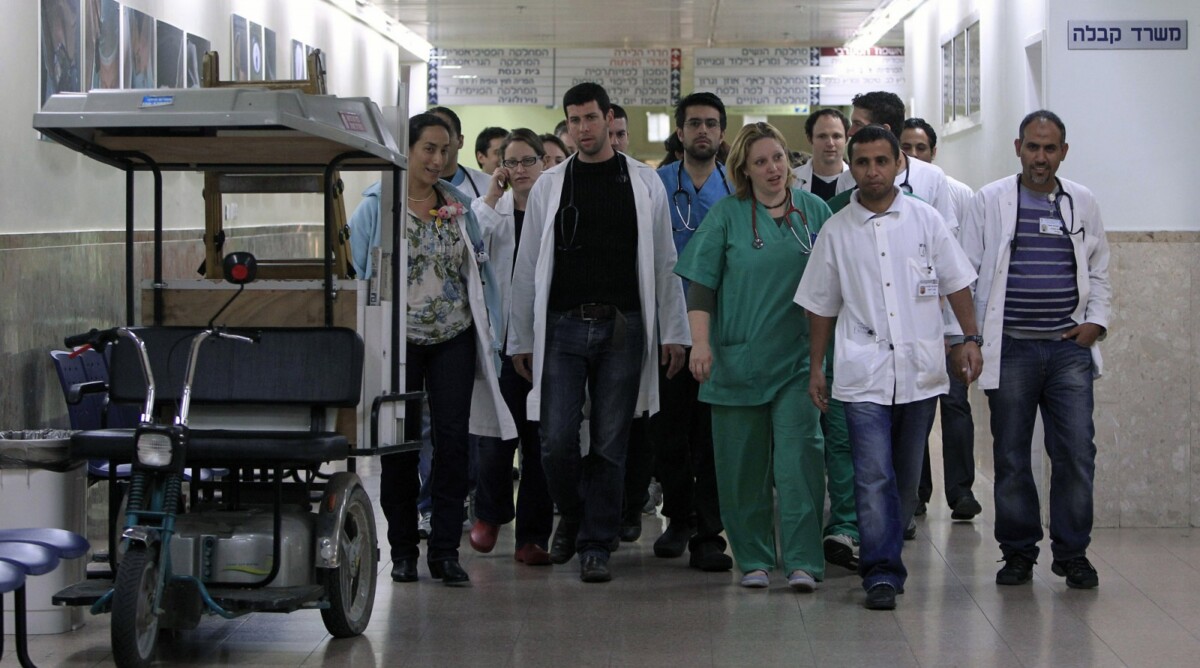 רופאים מתמחים עוזבים משמרת בבית-החולים ברזילי באשקלון, שלשום (צילום: צפריר אביוב)